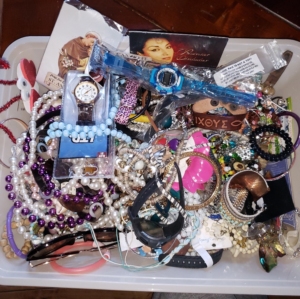 8+ lbs Junk /Costume Jewelry/Accessories/Crafting Beads